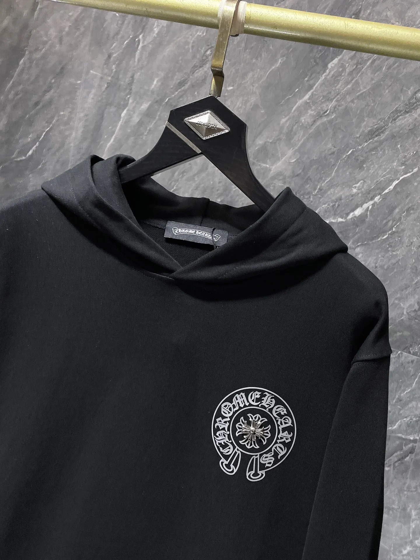 P246 Chrome Hearts Autumn and Winter 2025 New products are available at the counter at the same time. High-weight, environmentally friendly and high-quality top-quality fabrics. Chrome Hearts Sanskrit cross-engraved film, hot diamonds, hand-buttoned hoodies, counters at the same time. Re-engraved version 1:1. Recommended color: black, white. Size: S, M, L, XL.